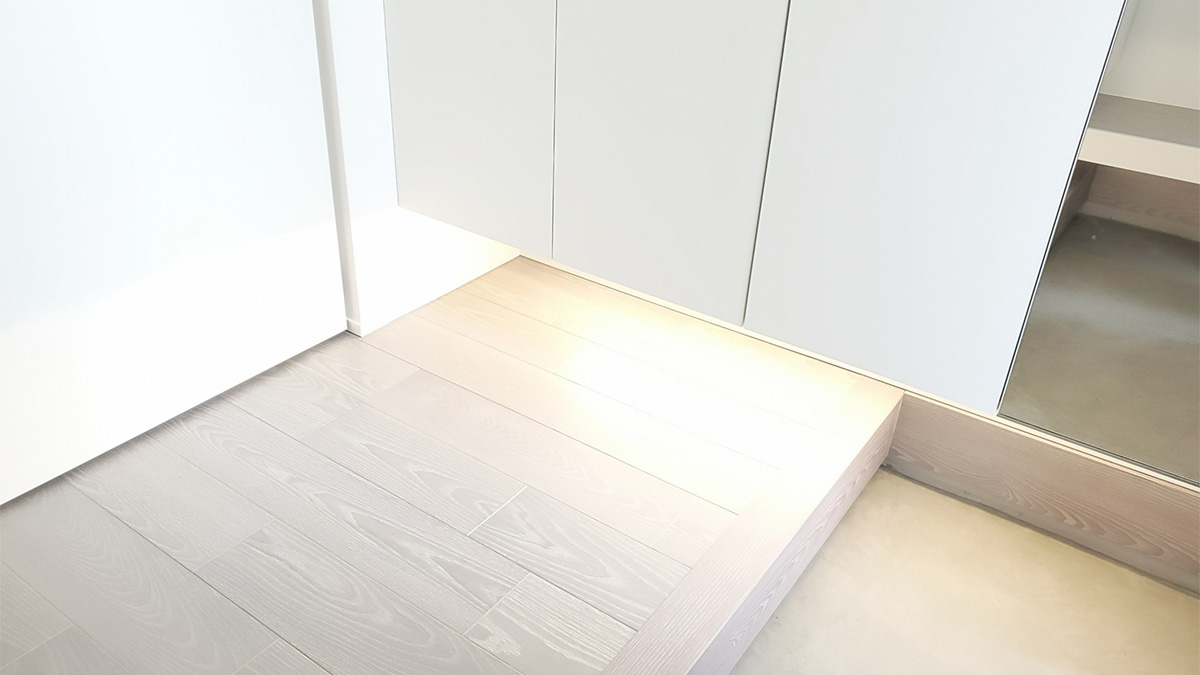 間接照明のある洗練された玄関