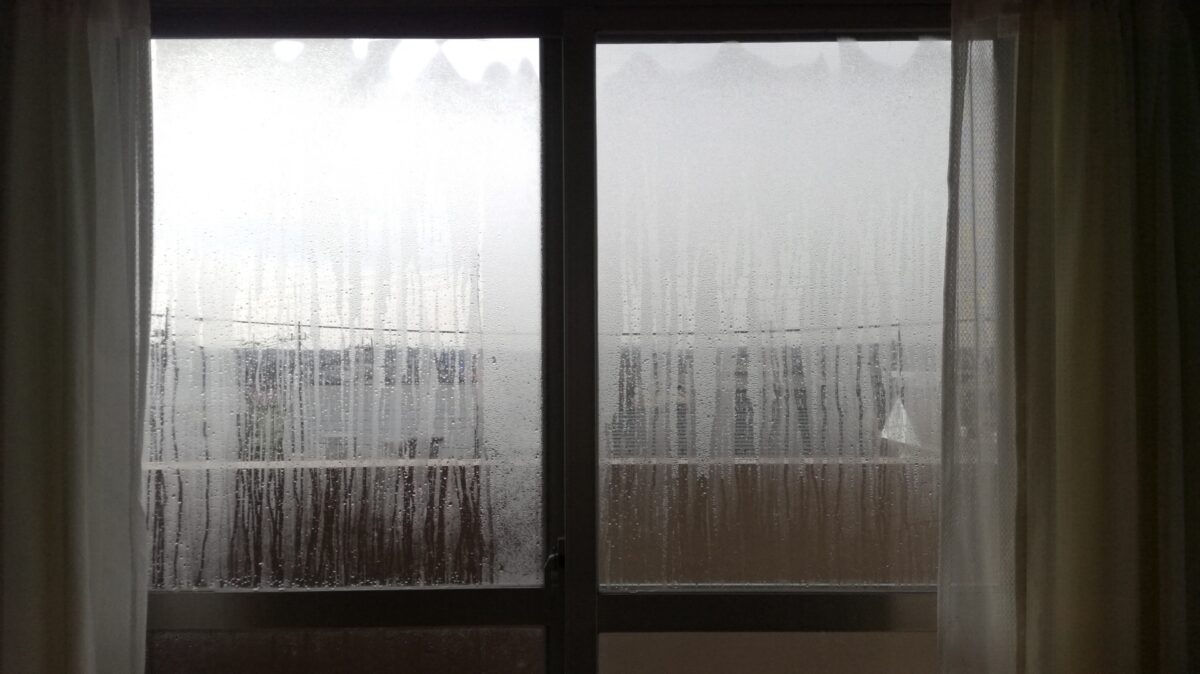 結露した窓