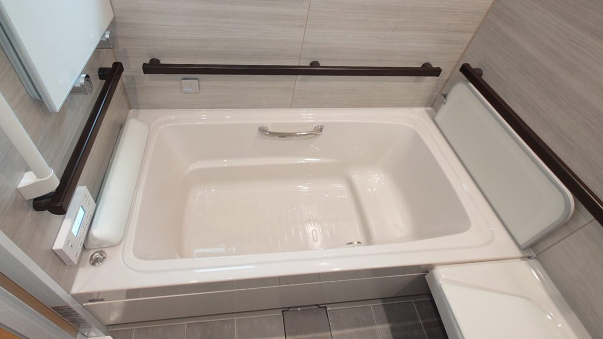 固定手すり付きの浴室