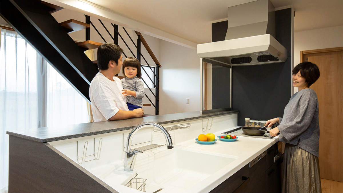 キッチンで談話する家族