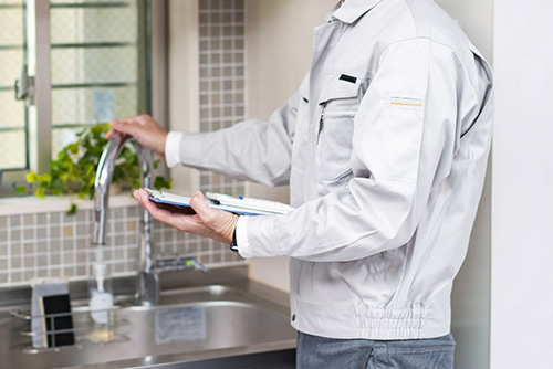 キッチンをチェックする作業員