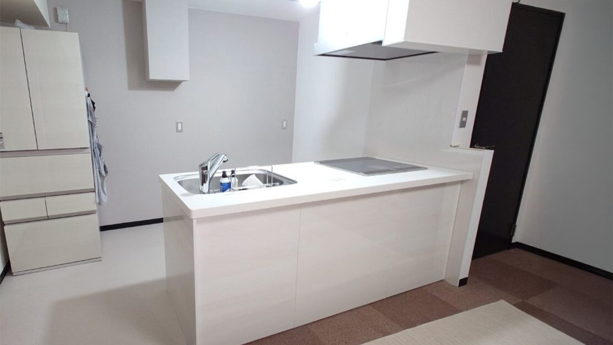 冷蔵庫やレンジフードが備わっているキッチン