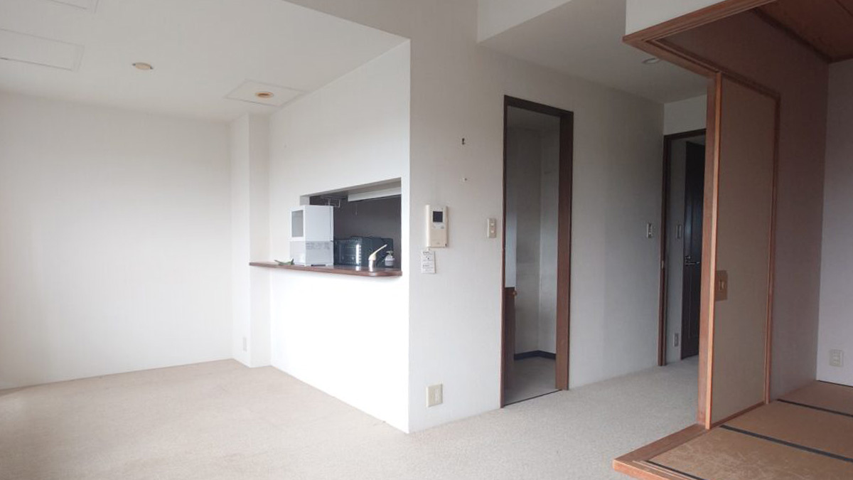 壁に覆われているキッチン