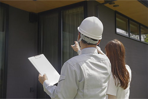 視察をする作業員