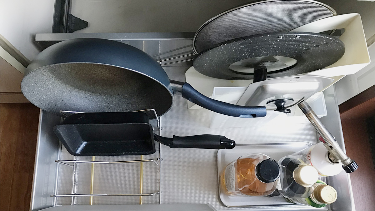 フライパンやフタを収納している棚