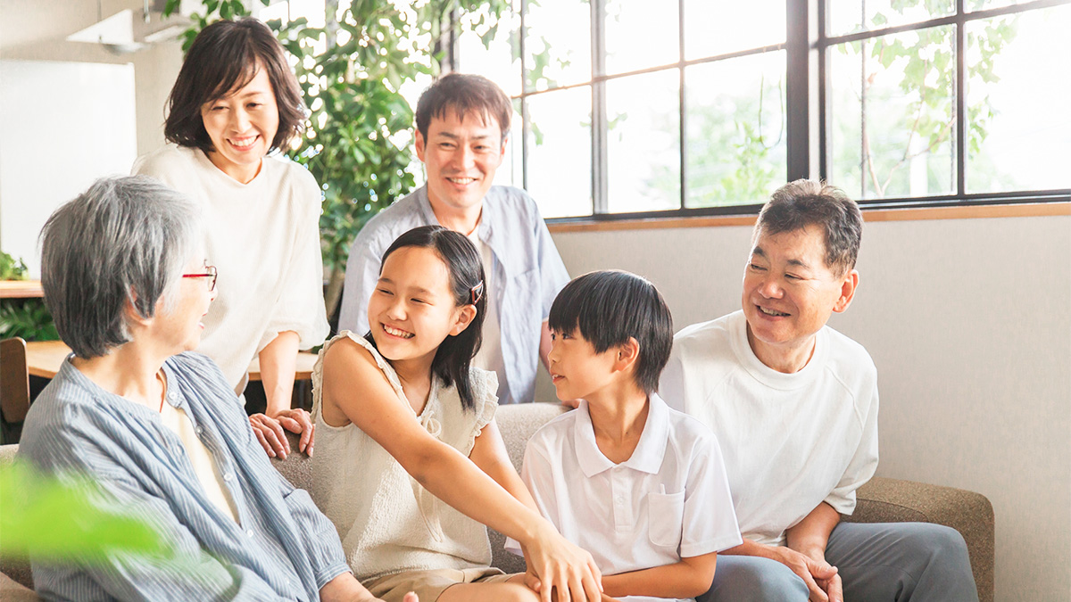 団らんしている三世帯家族