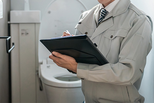 トイレのチェックをする作業員