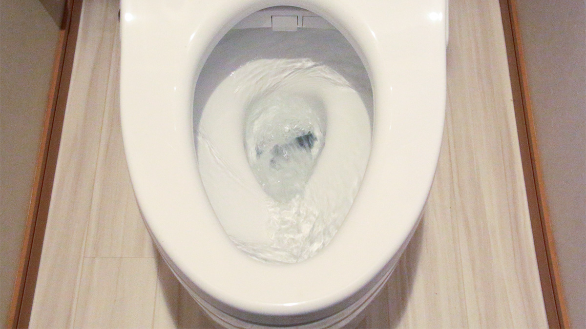 洗浄している水洗トイレ