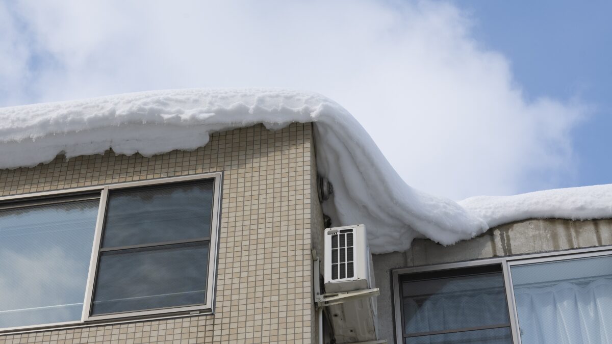 平坦な屋根の雪庇