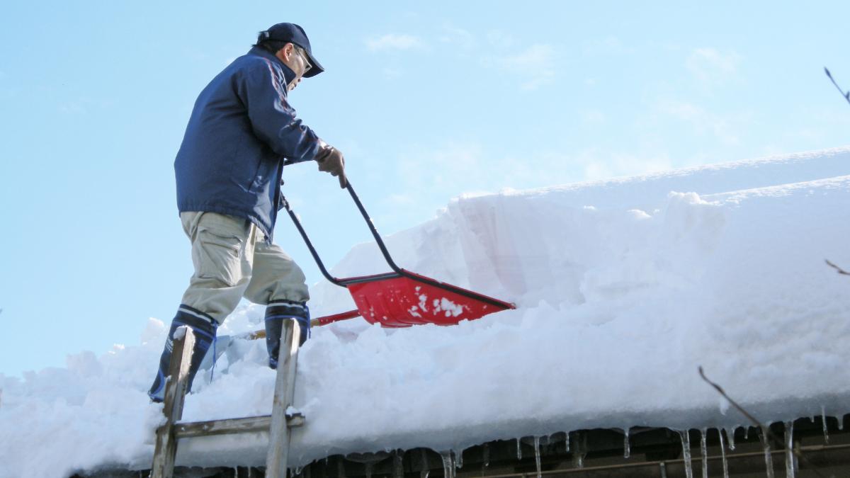 屋根上の雪下ろし